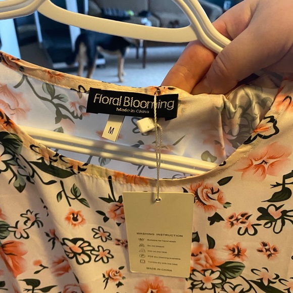 Beautiful floral dress - Picture 3 of 5